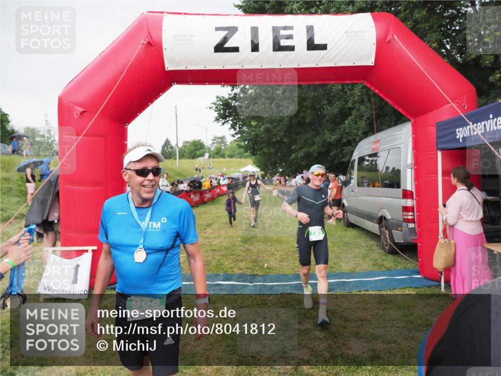 21.06.2025 - 27. Vierlanden-Triathlon MichiJ http://msf.ph/oto/8041812 15.06.2026 13:31:41 Ziel 161, 799, 968 meine-sportfotos.de