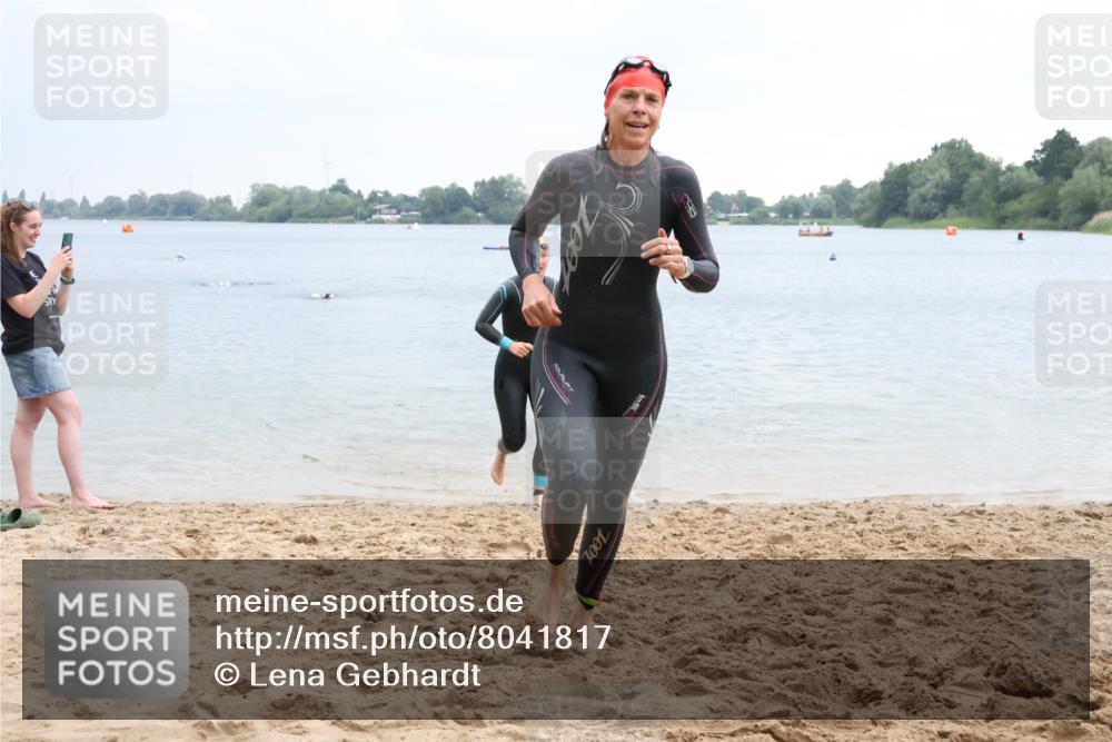 21.06.2025 - 27. Vierlanden-Triathlon Lena Gebhardt http://msf.ph/oto/8041817 15.06.2025 13:08:58 Schwimmen 1181, 1184, 1199 meine-sportfotos.de