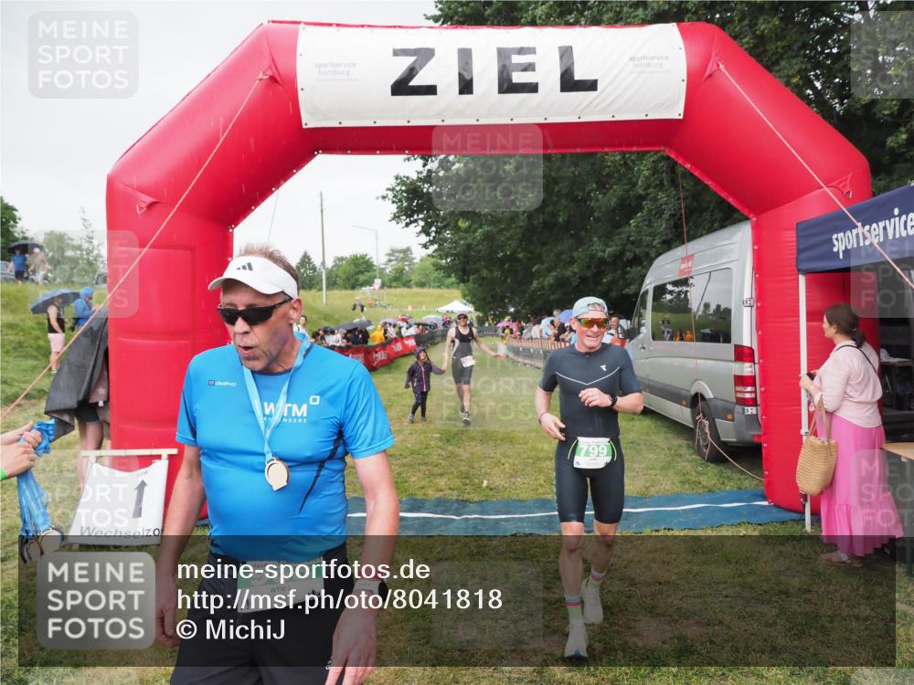 21.06.2025 - 27. Vierlanden-Triathlon MichiJ http://msf.ph/oto/8041818 15.06.2026 13:31:41 Ziel 161, 799, 968 meine-sportfotos.de