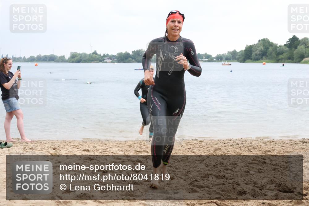 21.06.2025 - 27. Vierlanden-Triathlon Lena Gebhardt http://msf.ph/oto/8041819 15.06.2025 13:08:58 Schwimmen 1181, 1184, 1199 meine-sportfotos.de