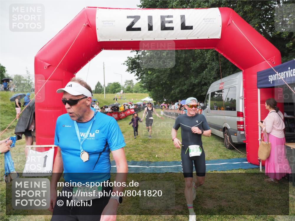 21.06.2025 - 27. Vierlanden-Triathlon MichiJ http://msf.ph/oto/8041820 15.06.2026 13:31:42 Ziel 161, 799, 968 meine-sportfotos.de