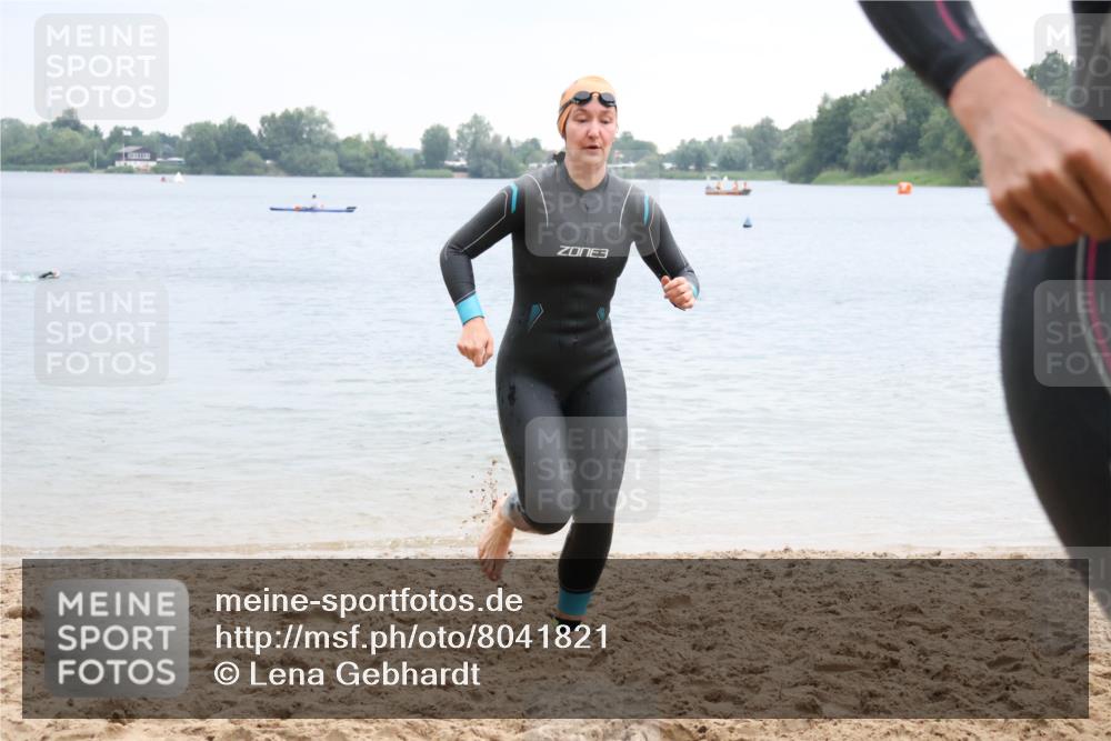 21.06.2025 - 27. Vierlanden-Triathlon Lena Gebhardt http://msf.ph/oto/8041821 15.06.2025 13:08:59 Schwimmen 1181, 1184, 1199 meine-sportfotos.de