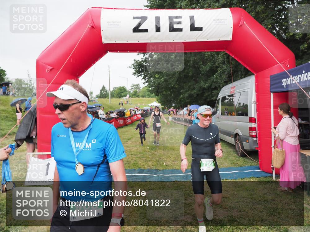 21.06.2025 - 27. Vierlanden-Triathlon MichiJ http://msf.ph/oto/8041822 15.06.2026 13:31:42 Ziel 161, 799, 968 meine-sportfotos.de