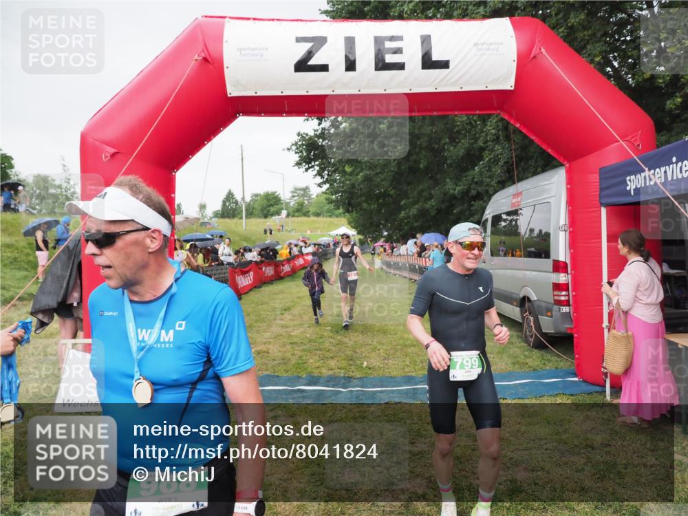 21.06.2025 - 27. Vierlanden-Triathlon MichiJ http://msf.ph/oto/8041824 15.06.2026 13:31:42 Ziel 161, 799, 968 meine-sportfotos.de