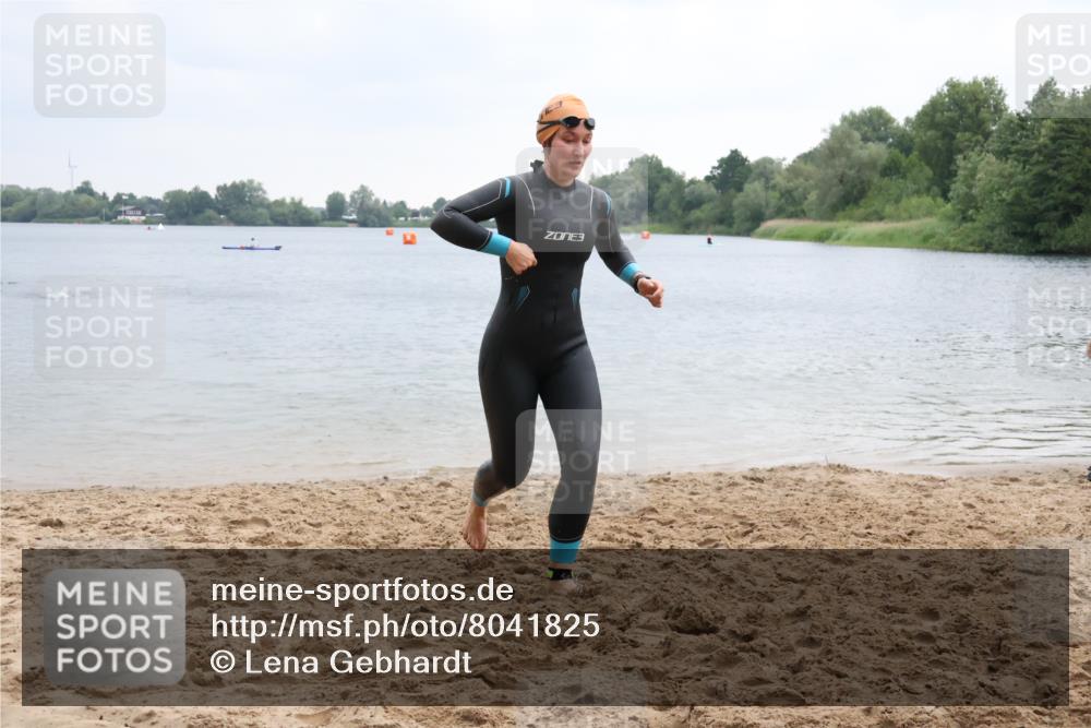 21.06.2025 - 27. Vierlanden-Triathlon Lena Gebhardt http://msf.ph/oto/8041825 15.06.2025 13:09:00 Schwimmen 1181, 1184, 1199 meine-sportfotos.de