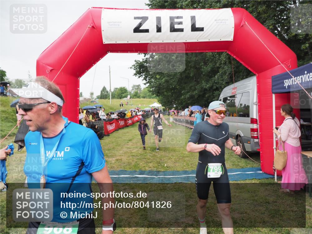 21.06.2025 - 27. Vierlanden-Triathlon MichiJ http://msf.ph/oto/8041826 15.06.2026 13:31:42 Ziel 161, 799, 968 meine-sportfotos.de