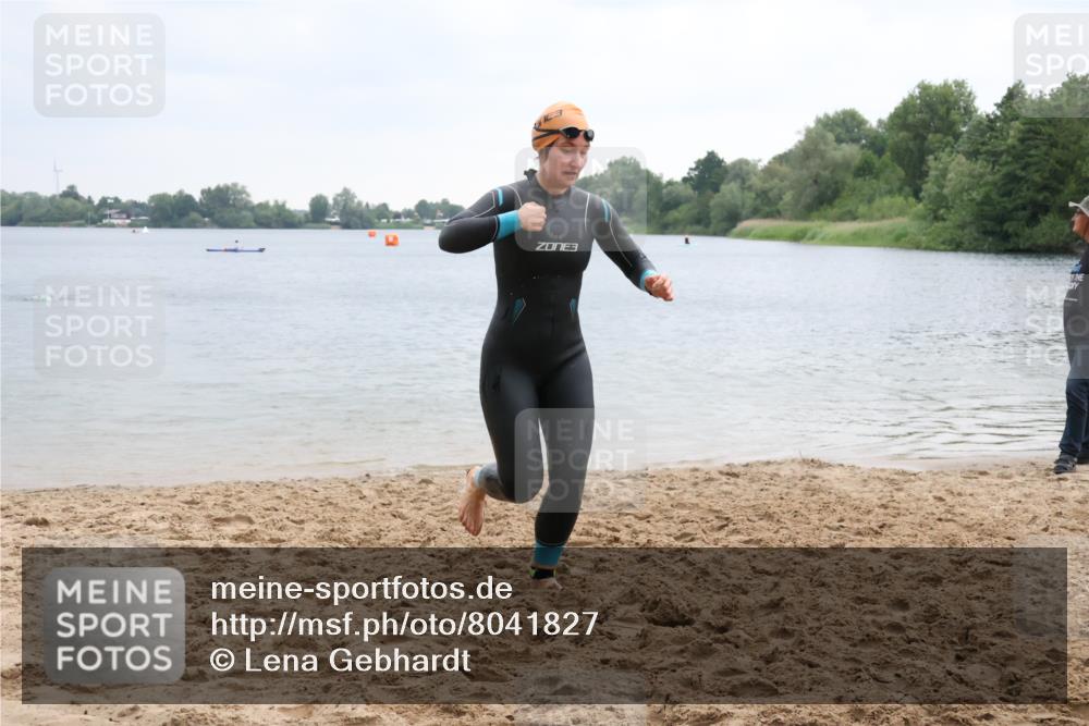 21.06.2025 - 27. Vierlanden-Triathlon Lena Gebhardt http://msf.ph/oto/8041827 15.06.2025 13:09:00 Schwimmen 1181, 1184, 1199 meine-sportfotos.de