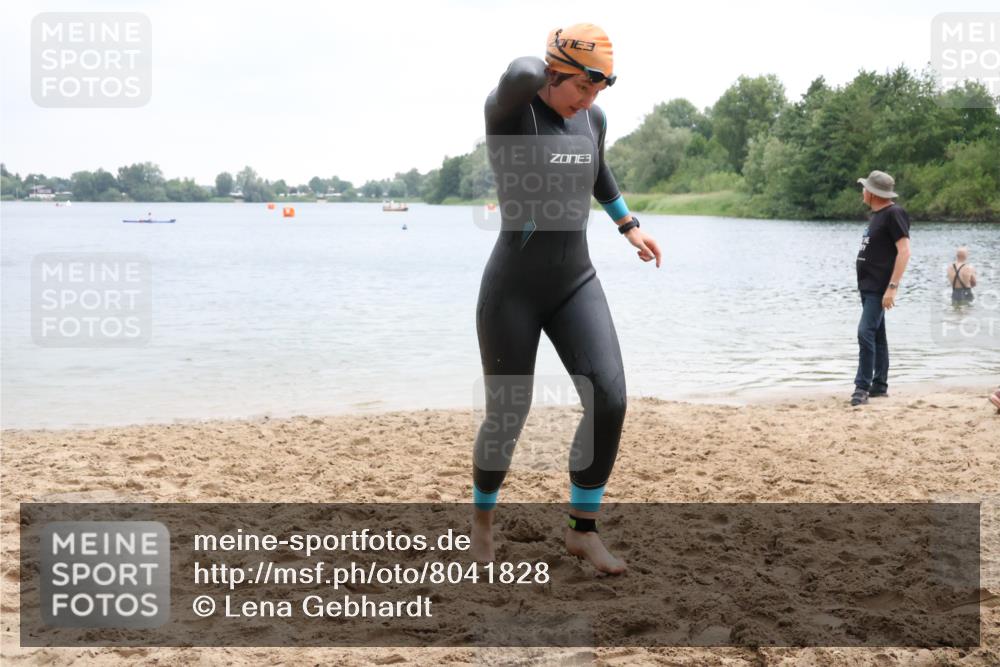 21.06.2025 - 27. Vierlanden-Triathlon Lena Gebhardt http://msf.ph/oto/8041828 15.06.2025 13:09:00 Schwimmen 1181, 1184, 1199 meine-sportfotos.de
