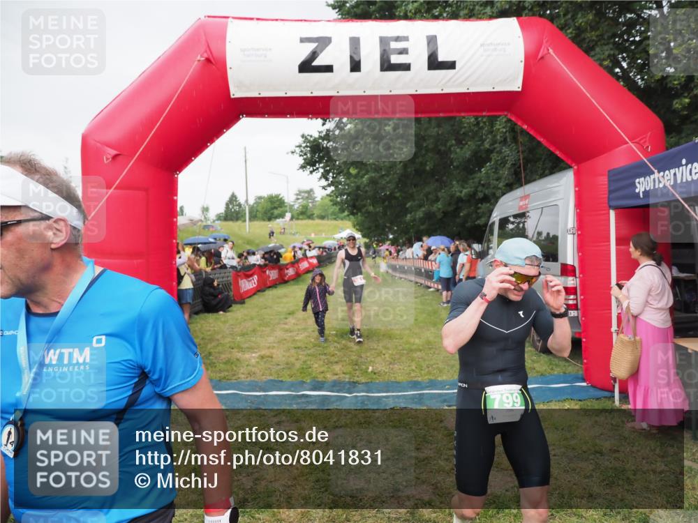 21.06.2025 - 27. Vierlanden-Triathlon MichiJ http://msf.ph/oto/8041831 15.06.2026 13:31:42 Ziel 161, 799, 968 meine-sportfotos.de