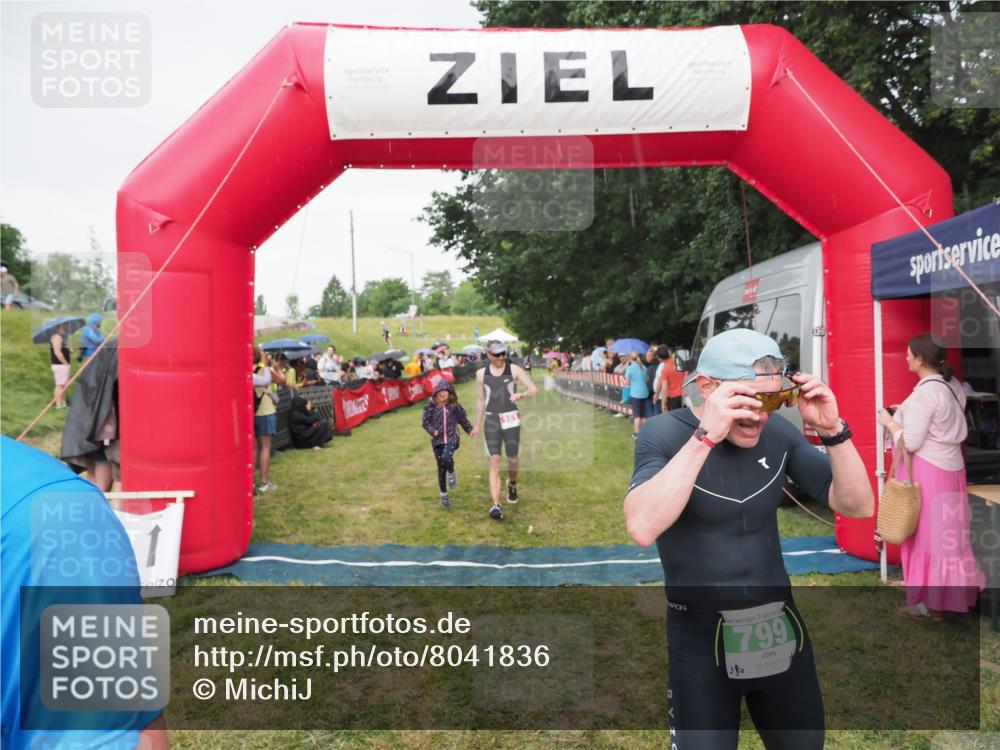 21.06.2025 - 27. Vierlanden-Triathlon MichiJ http://msf.ph/oto/8041836 15.06.2026 13:31:43 Ziel 161, 799, 968 meine-sportfotos.de