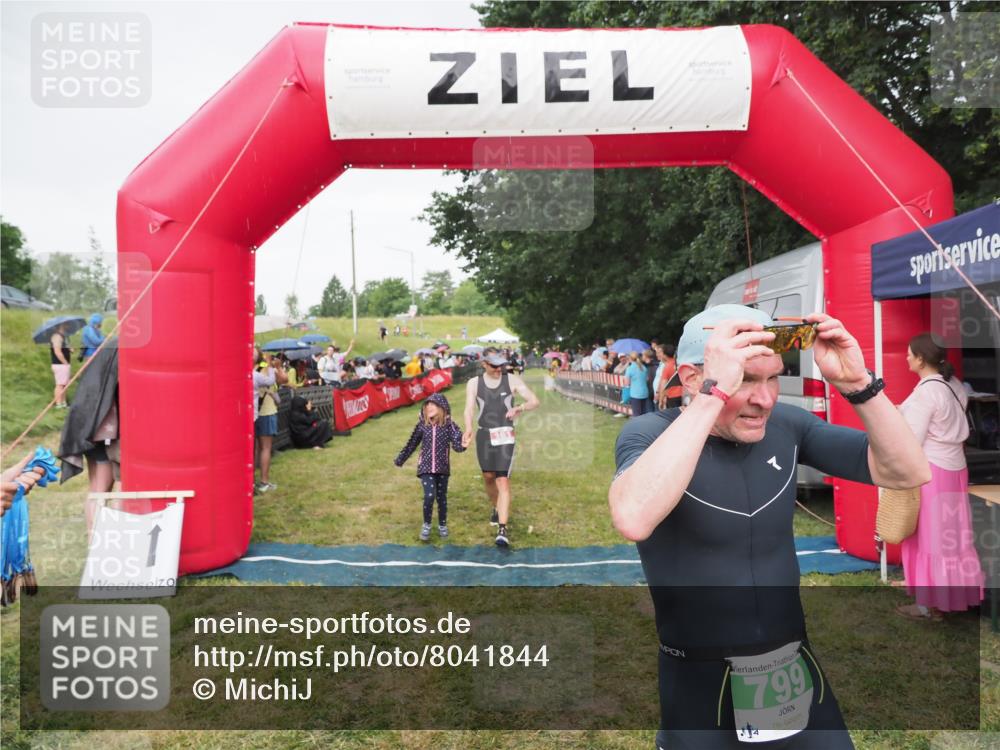 21.06.2025 - 27. Vierlanden-Triathlon MichiJ http://msf.ph/oto/8041844 15.06.2026 13:31:43 Ziel 161, 799, 968 meine-sportfotos.de