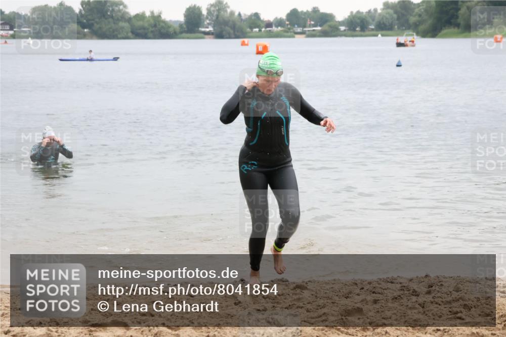 21.06.2025 - 27. Vierlanden-Triathlon Lena Gebhardt http://msf.ph/oto/8041854 15.06.2025 13:09:35 Schwimmen 1201 meine-sportfotos.de