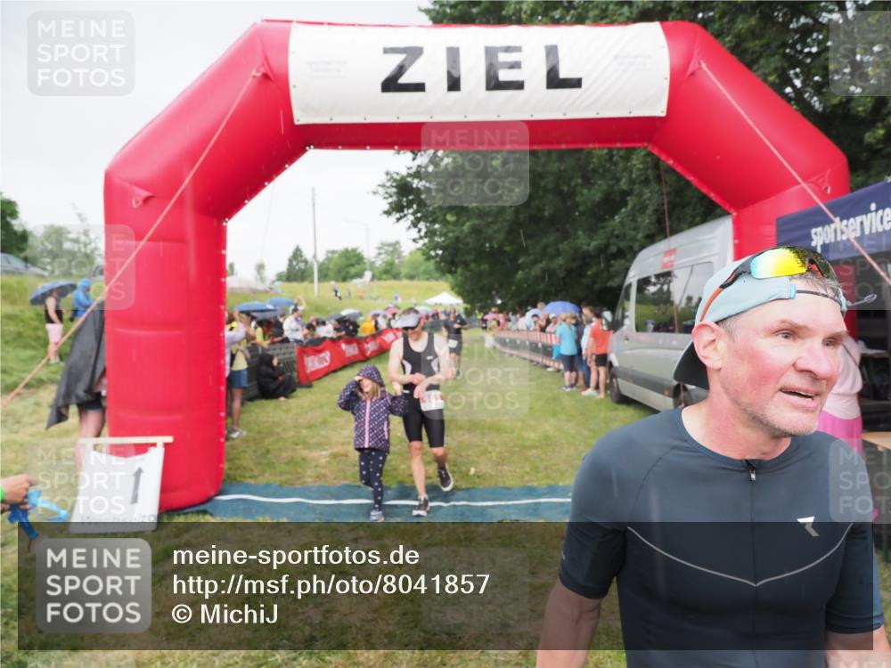 21.06.2025 - 27. Vierlanden-Triathlon MichiJ http://msf.ph/oto/8041857 15.06.2026 13:31:44 Ziel 161, 760, 799, 968 meine-sportfotos.de