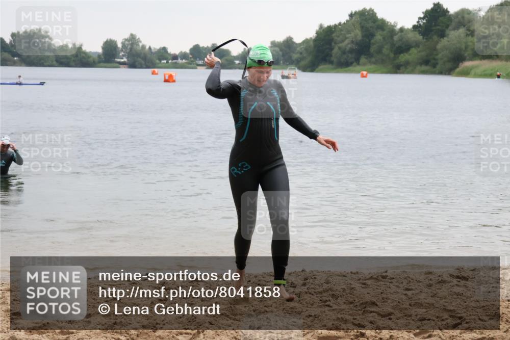 21.06.2025 - 27. Vierlanden-Triathlon Lena Gebhardt http://msf.ph/oto/8041858 15.06.2025 13:09:35 Schwimmen 1201 meine-sportfotos.de