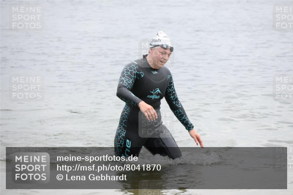 21.06.2025 - 27. Vierlanden-Triathlon Lena Gebhardt http://msf.ph/oto/8041870 15.06.2025 13:09:41 Schwimmen 1201, 1213 meine-sportfotos.de