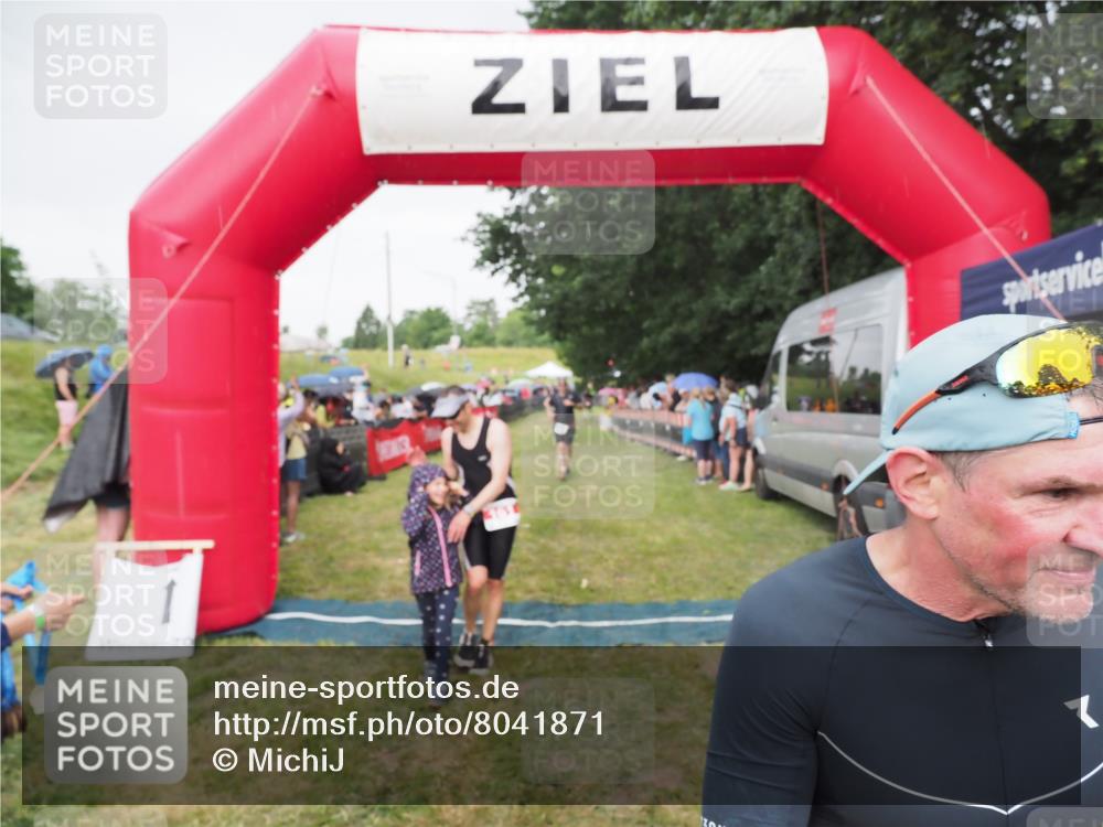 21.06.2025 - 27. Vierlanden-Triathlon MichiJ http://msf.ph/oto/8041871 15.06.2026 13:31:45 Ziel 161, 760, 799 meine-sportfotos.de