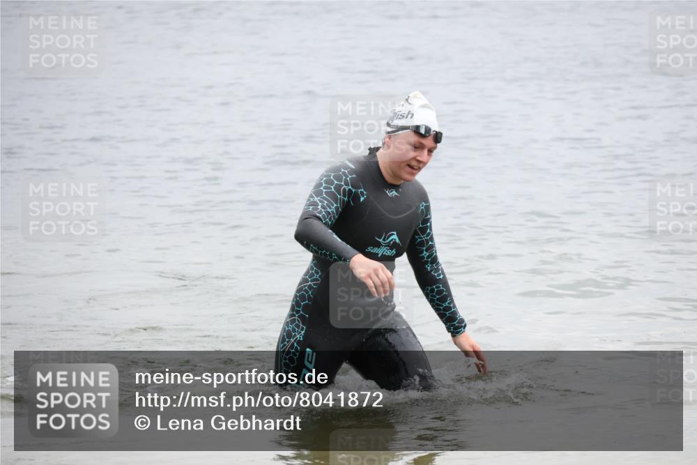 21.06.2025 - 27. Vierlanden-Triathlon Lena Gebhardt http://msf.ph/oto/8041872 15.06.2025 13:09:41 Schwimmen 1201, 1213 meine-sportfotos.de