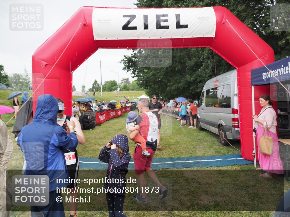 21.06.2025 - 27. Vierlanden-Triathlon MichiJ http://msf.ph/oto/8041873 15.06.2026 13:31:47 Ziel 161, 760, 799 meine-sportfotos.de