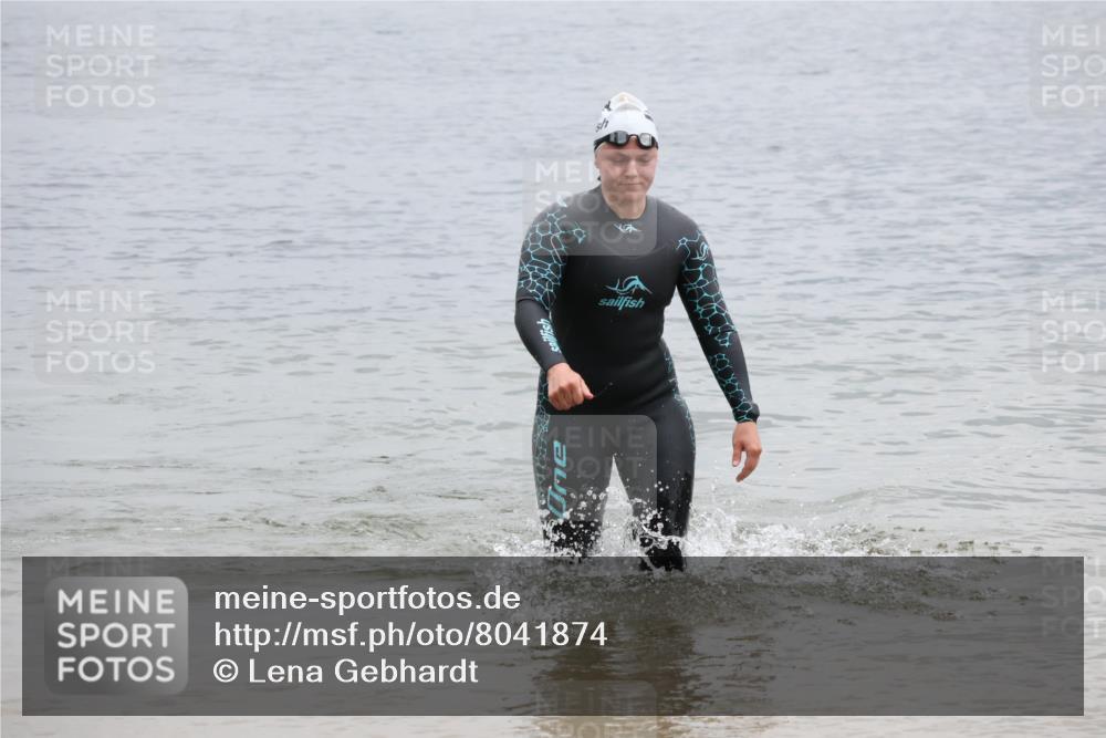 21.06.2025 - 27. Vierlanden-Triathlon Lena Gebhardt http://msf.ph/oto/8041874 15.06.2025 13:09:42 Schwimmen 1201, 1213 meine-sportfotos.de