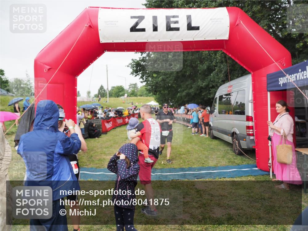 21.06.2025 - 27. Vierlanden-Triathlon MichiJ http://msf.ph/oto/8041875 15.06.2026 13:31:47 Ziel 161, 760, 799 meine-sportfotos.de