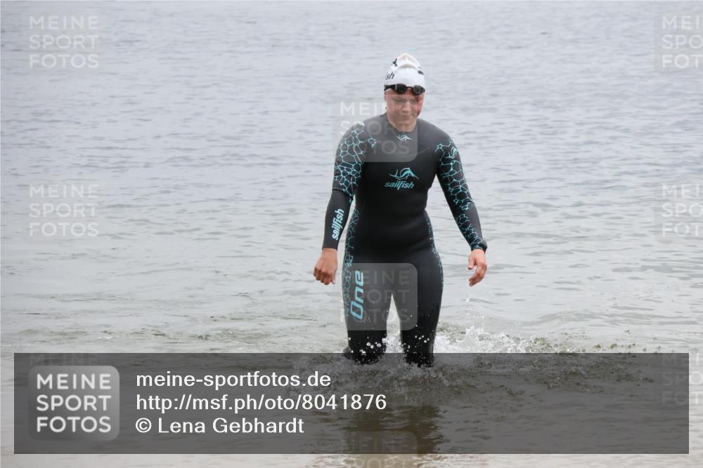 21.06.2025 - 27. Vierlanden-Triathlon Lena Gebhardt http://msf.ph/oto/8041876 15.06.2025 13:09:42 Schwimmen 1201, 1213 meine-sportfotos.de