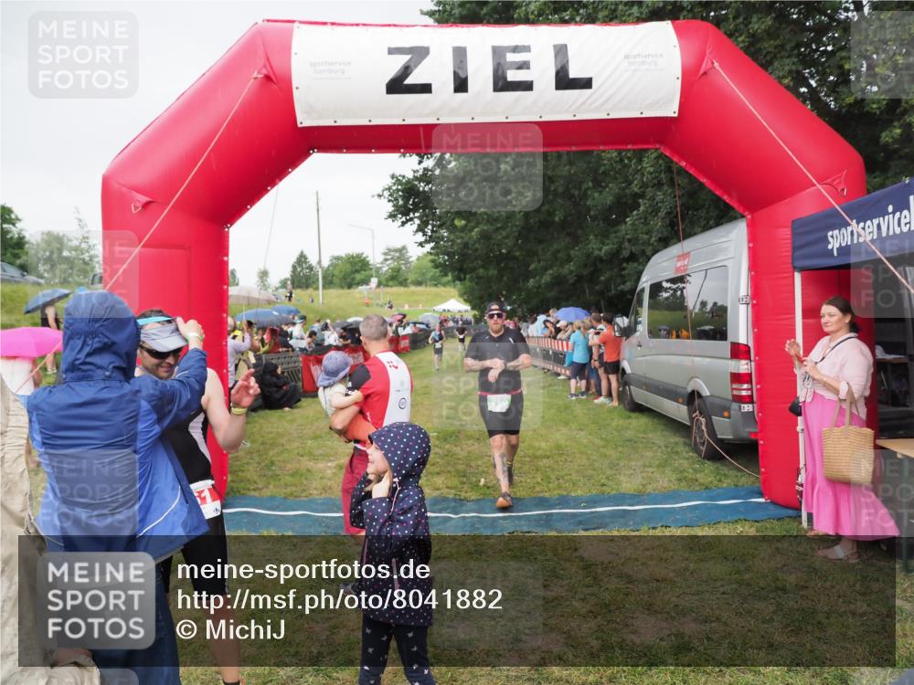21.06.2025 - 27. Vierlanden-Triathlon MichiJ http://msf.ph/oto/8041882 15.06.2026 13:31:48 Ziel 161, 760 meine-sportfotos.de