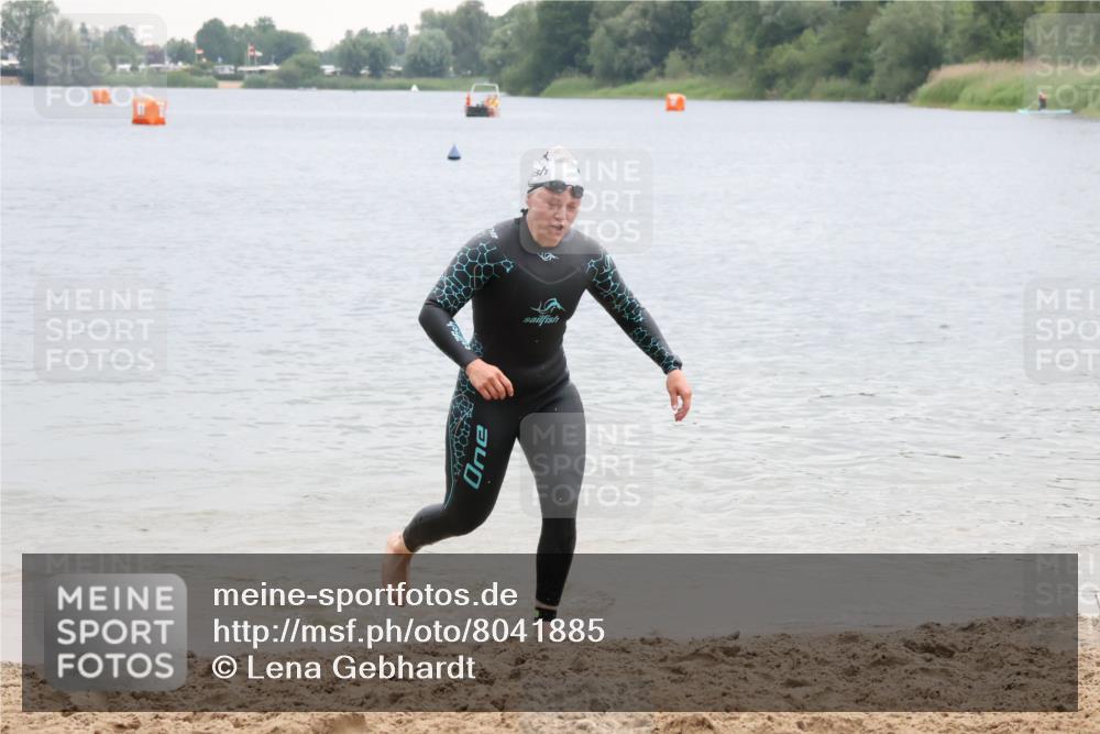 21.06.2025 - 27. Vierlanden-Triathlon Lena Gebhardt http://msf.ph/oto/8041885 15.06.2025 13:09:46 Schwimmen 1201, 1213 meine-sportfotos.de