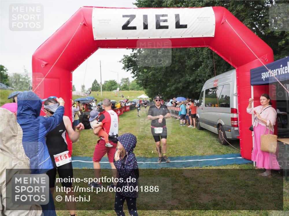 21.06.2025 - 27. Vierlanden-Triathlon MichiJ http://msf.ph/oto/8041886 15.06.2026 13:31:48 Ziel 161, 760 meine-sportfotos.de