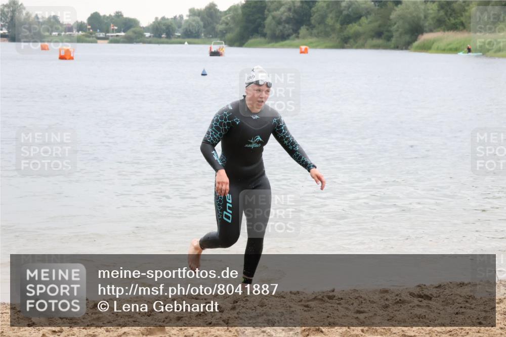 21.06.2025 - 27. Vierlanden-Triathlon Lena Gebhardt http://msf.ph/oto/8041887 15.06.2025 13:09:46 Schwimmen 1201, 1213 meine-sportfotos.de