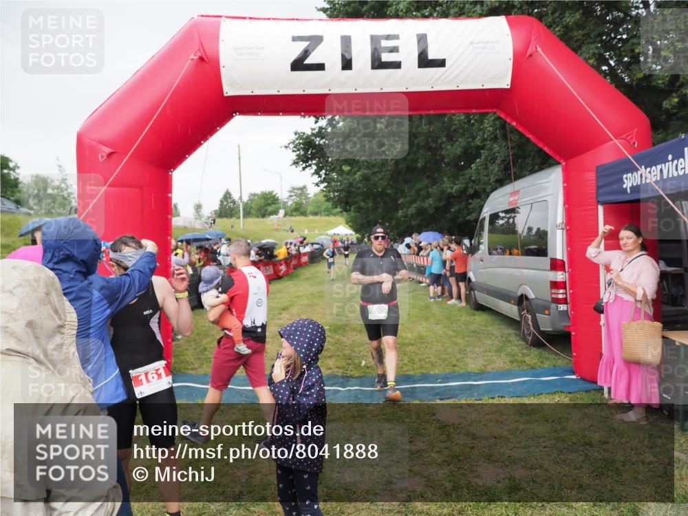 21.06.2025 - 27. Vierlanden-Triathlon MichiJ http://msf.ph/oto/8041888 15.06.2026 13:31:48 Ziel 161, 760 meine-sportfotos.de