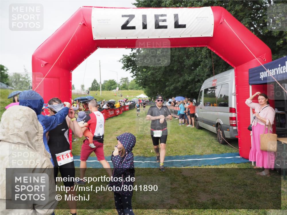 21.06.2025 - 27. Vierlanden-Triathlon MichiJ http://msf.ph/oto/8041890 15.06.2026 13:31:48 Ziel 161, 760 meine-sportfotos.de