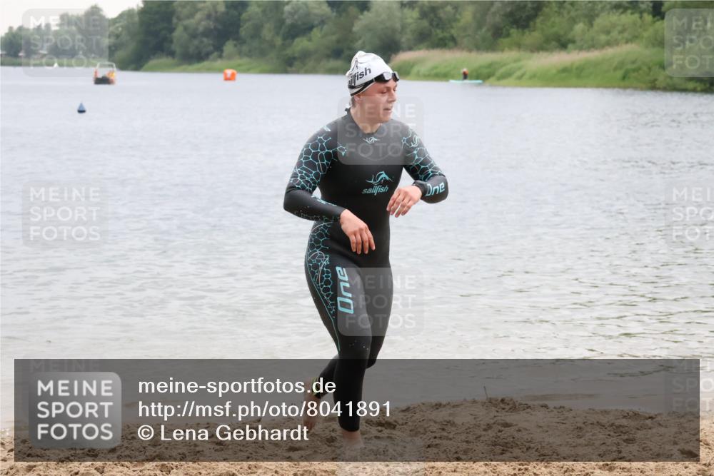 21.06.2025 - 27. Vierlanden-Triathlon Lena Gebhardt http://msf.ph/oto/8041891 15.06.2025 13:09:47 Schwimmen 1201, 1213 meine-sportfotos.de