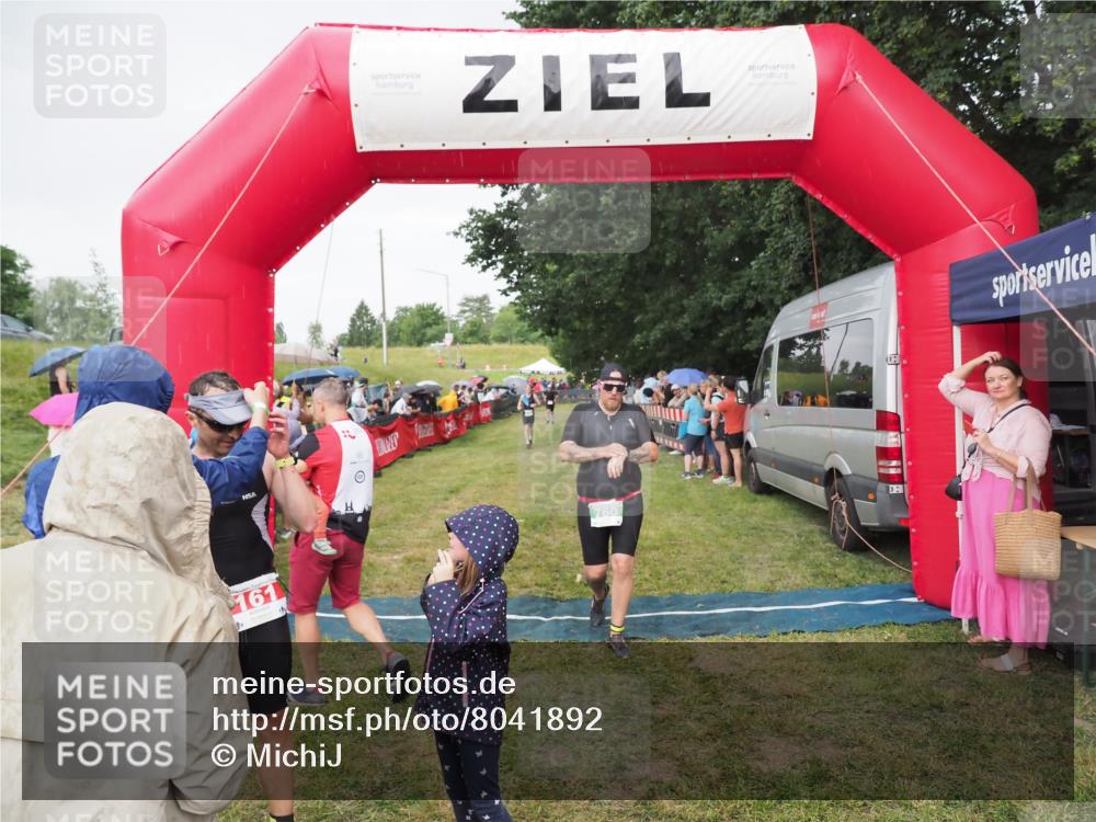 21.06.2025 - 27. Vierlanden-Triathlon MichiJ http://msf.ph/oto/8041892 15.06.2026 13:31:48 Ziel 161, 760 meine-sportfotos.de