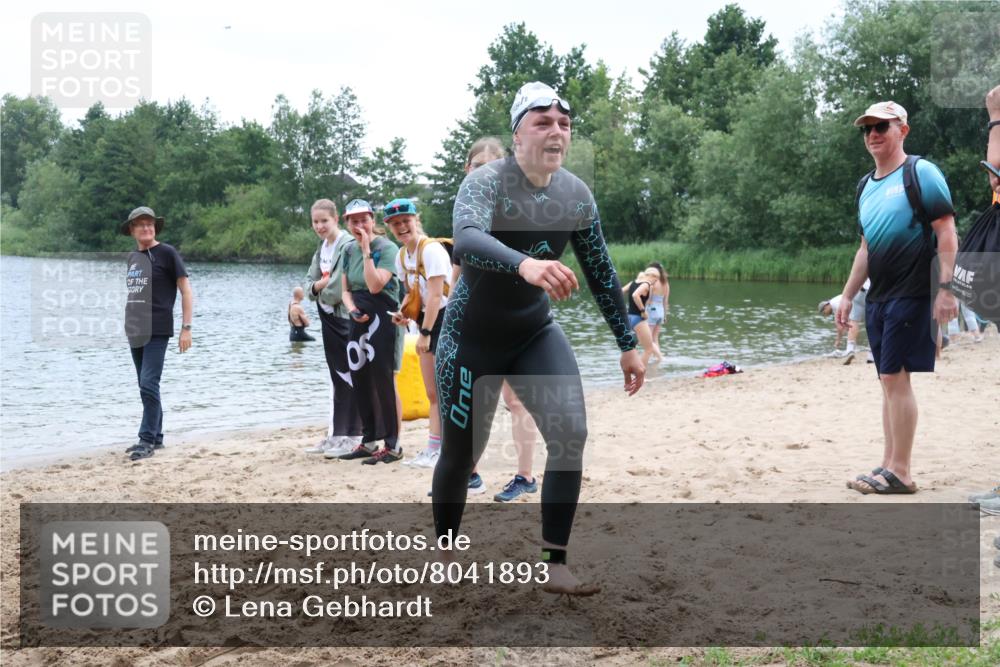 21.06.2025 - 27. Vierlanden-Triathlon Lena Gebhardt http://msf.ph/oto/8041893 15.06.2025 13:09:51 Schwimmen 1213 meine-sportfotos.de
