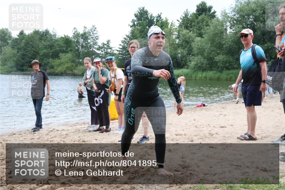 21.06.2025 - 27. Vierlanden-Triathlon Lena Gebhardt http://msf.ph/oto/8041895 15.06.2025 13:09:51 Schwimmen 1213 meine-sportfotos.de