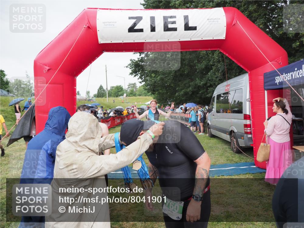 21.06.2025 - 27. Vierlanden-Triathlon MichiJ http://msf.ph/oto/8041901 15.06.2026 13:31:53 Ziel 731, 760 meine-sportfotos.de