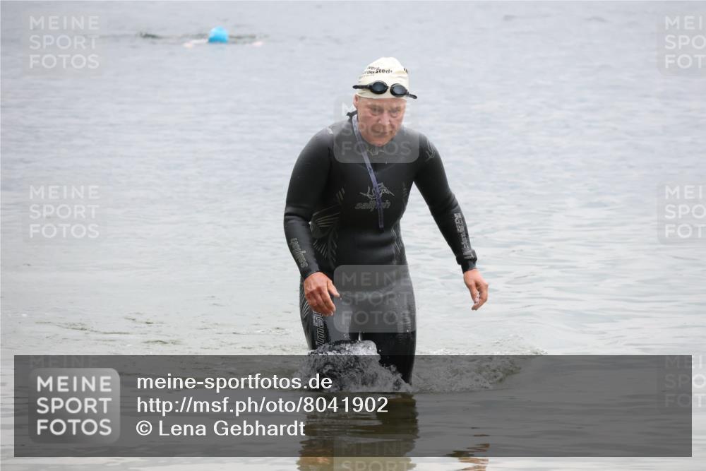 21.06.2025 - 27. Vierlanden-Triathlon Lena Gebhardt http://msf.ph/oto/8041902 15.06.2025 13:10:23 Schwimmen 1223 meine-sportfotos.de