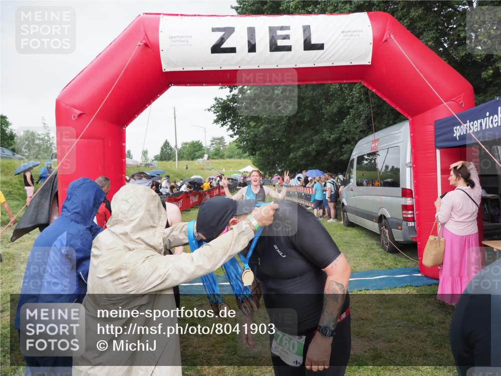 21.06.2025 - 27. Vierlanden-Triathlon MichiJ http://msf.ph/oto/8041903 15.06.2026 13:31:53 Ziel 731, 760 meine-sportfotos.de