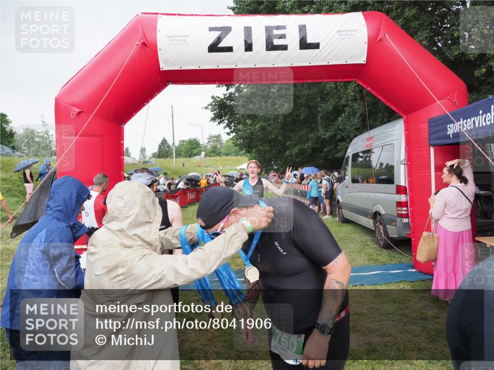 21.06.2025 - 27. Vierlanden-Triathlon MichiJ http://msf.ph/oto/8041906 15.06.2026 13:31:53 Ziel 731, 760 meine-sportfotos.de