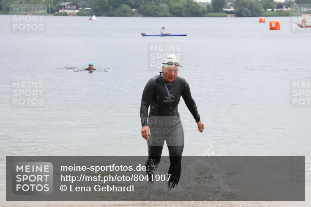 21.06.2025 - 27. Vierlanden-Triathlon Lena Gebhardt http://msf.ph/oto/8041907 15.06.2025 13:10:26 Schwimmen 1223 meine-sportfotos.de