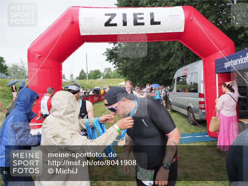 21.06.2025 - 27. Vierlanden-Triathlon MichiJ http://msf.ph/oto/8041908 15.06.2026 13:31:53 Ziel 731, 760 meine-sportfotos.de