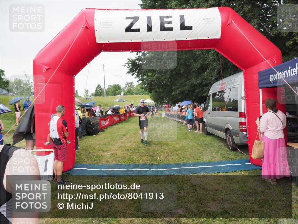 21.06.2025 - 27. Vierlanden-Triathlon MichiJ http://msf.ph/oto/8041913 15.06.2026 13:31:58 Ziel 30, 731 meine-sportfotos.de