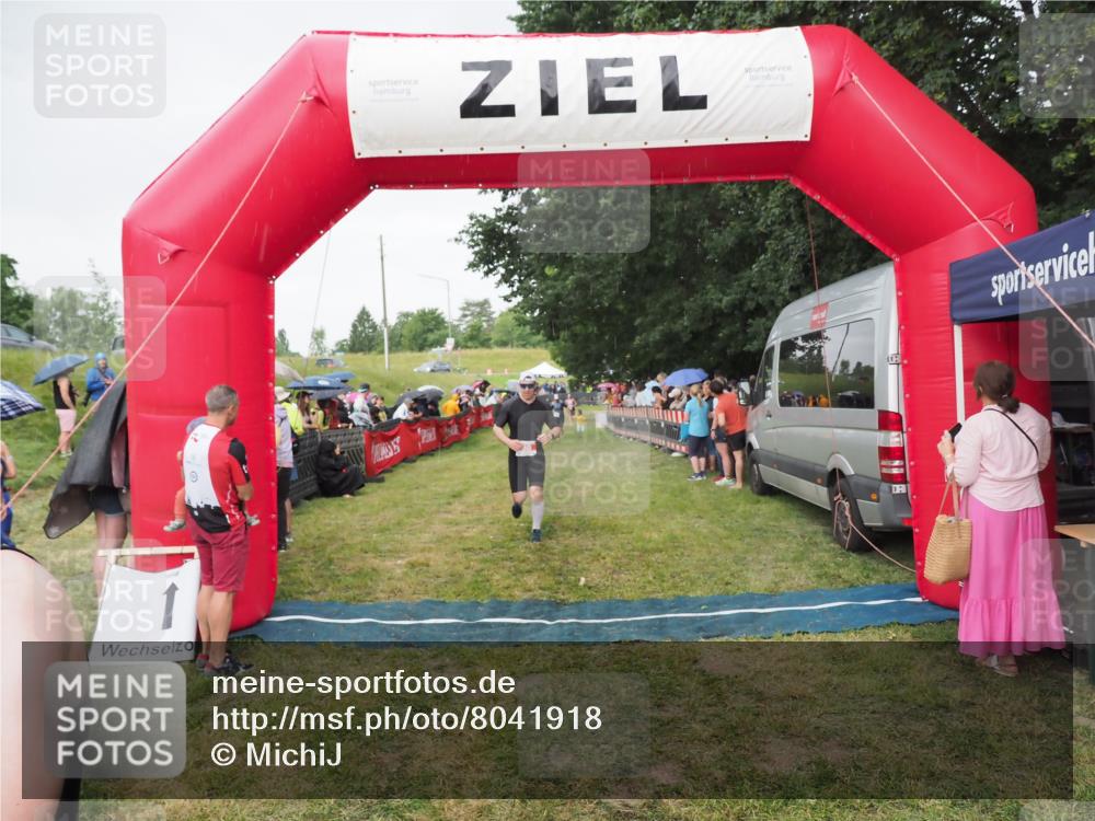 21.06.2025 - 27. Vierlanden-Triathlon MichiJ http://msf.ph/oto/8041918 15.06.2026 13:31:58 Ziel 30, 731 meine-sportfotos.de