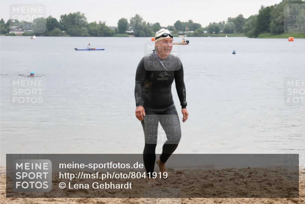 21.06.2025 - 27. Vierlanden-Triathlon Lena Gebhardt http://msf.ph/oto/8041919 15.06.2025 13:10:29 Schwimmen 1223 meine-sportfotos.de
