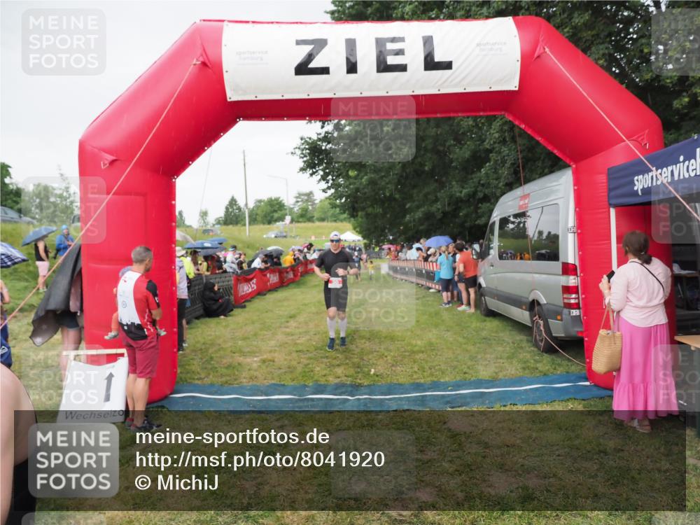 21.06.2025 - 27. Vierlanden-Triathlon MichiJ http://msf.ph/oto/8041920 15.06.2026 13:31:58 Ziel 30, 731 meine-sportfotos.de