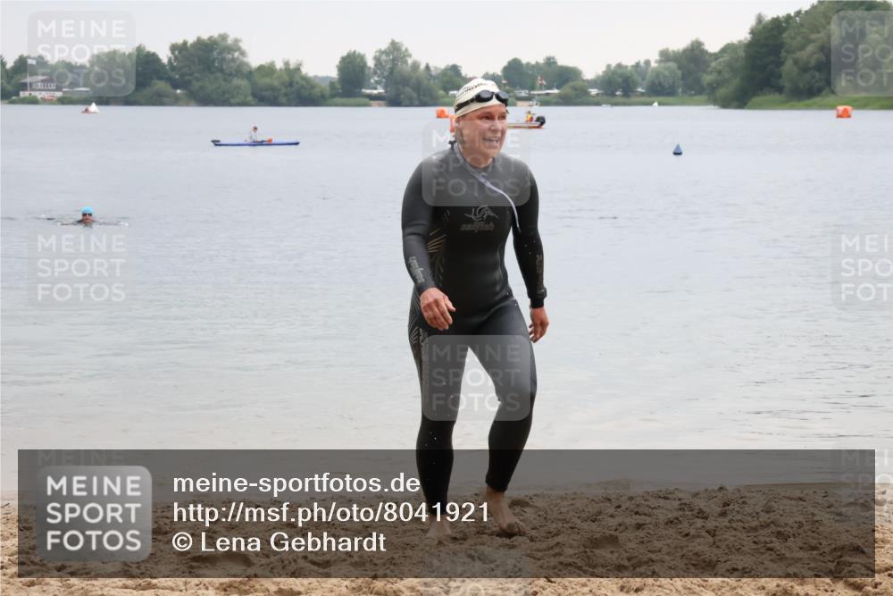 21.06.2025 - 27. Vierlanden-Triathlon Lena Gebhardt http://msf.ph/oto/8041921 15.06.2025 13:10:29 Schwimmen 1223 meine-sportfotos.de
