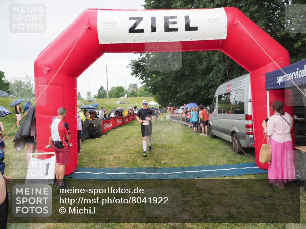 21.06.2025 - 27. Vierlanden-Triathlon MichiJ http://msf.ph/oto/8041922 15.06.2026 13:31:58 Ziel 30, 731 meine-sportfotos.de