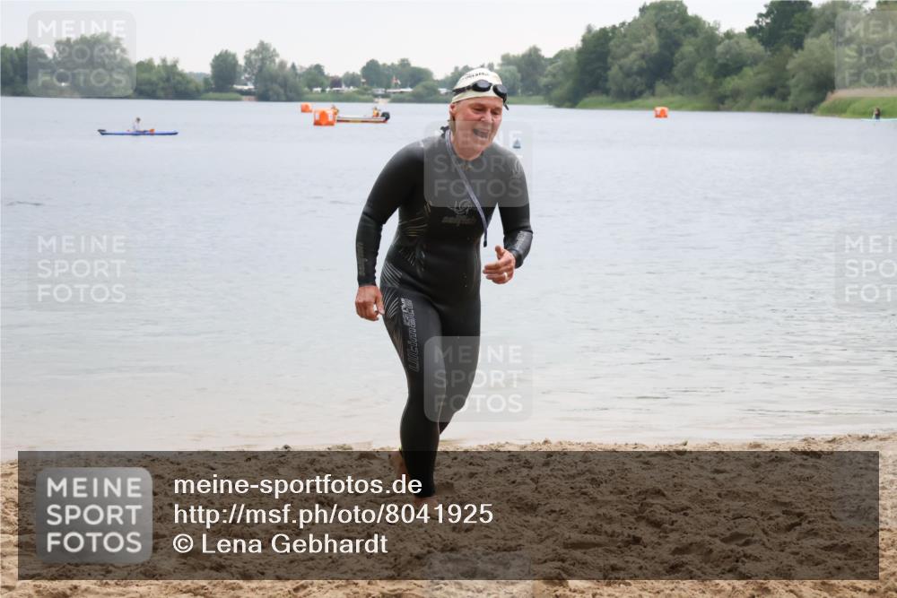 21.06.2025 - 27. Vierlanden-Triathlon Lena Gebhardt http://msf.ph/oto/8041925 15.06.2025 13:10:29 Schwimmen 1223 meine-sportfotos.de
