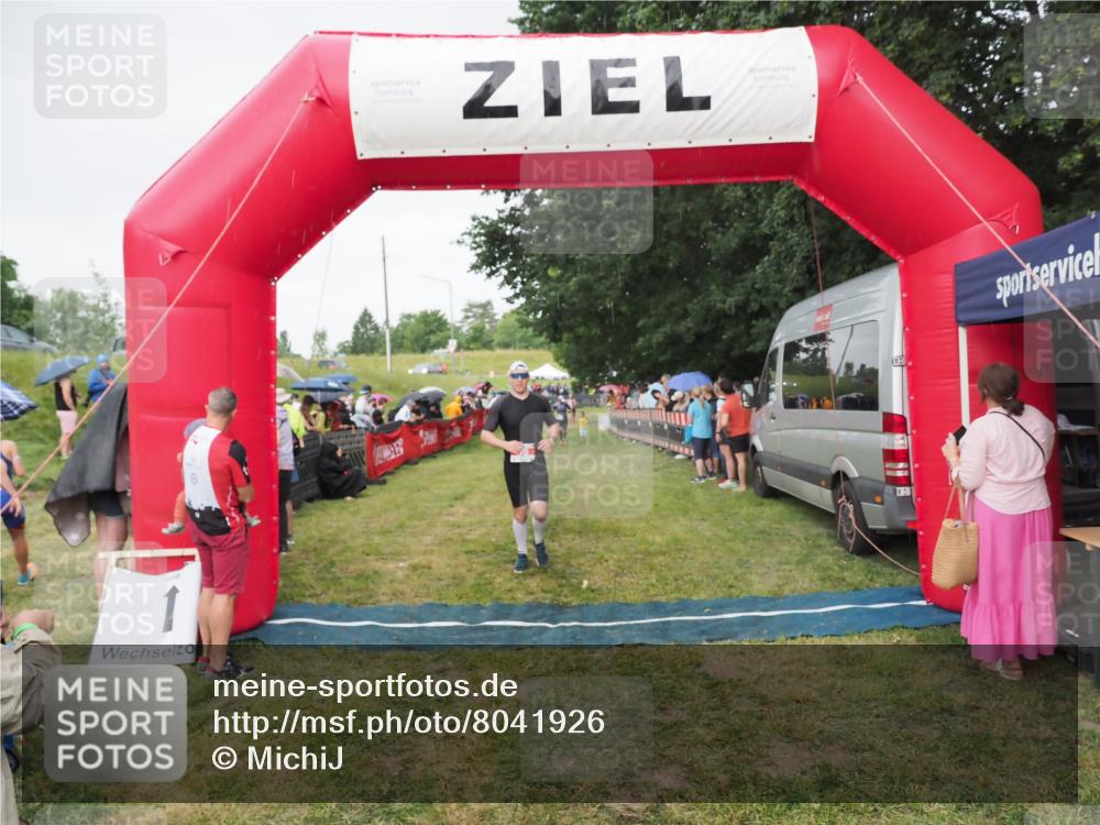 21.06.2025 - 27. Vierlanden-Triathlon MichiJ http://msf.ph/oto/8041926 15.06.2026 13:31:58 Ziel 30, 731 meine-sportfotos.de