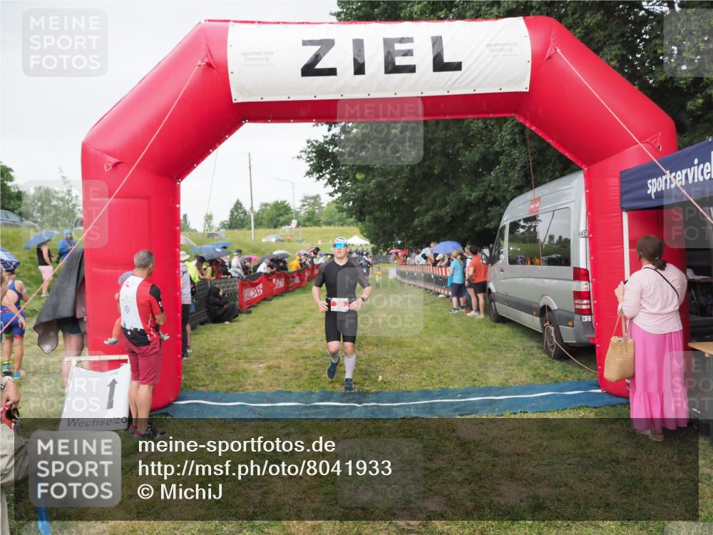 21.06.2025 - 27. Vierlanden-Triathlon MichiJ http://msf.ph/oto/8041933 15.06.2026 13:31:59 Ziel 30, 731 meine-sportfotos.de